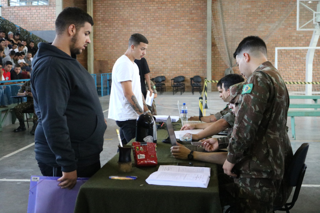 Folha da Serra / Geral / Conscritos se apresentam na fase de designação ...